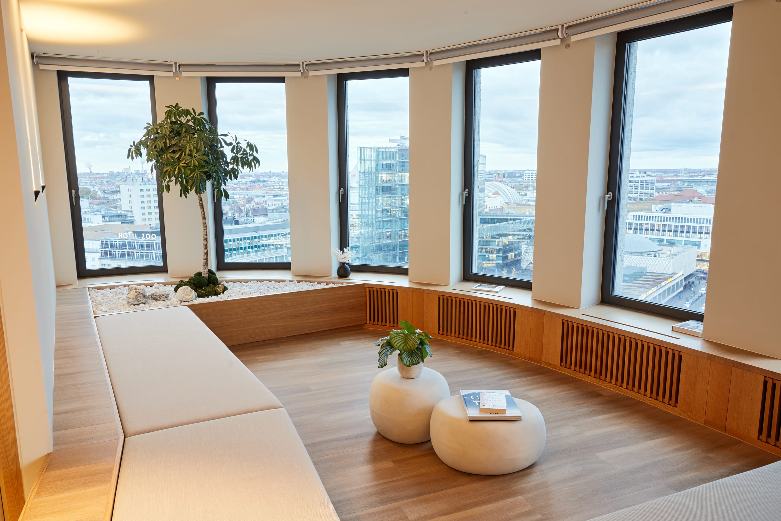 Lounge at YEARS clinic with view over Berlin through the large windows