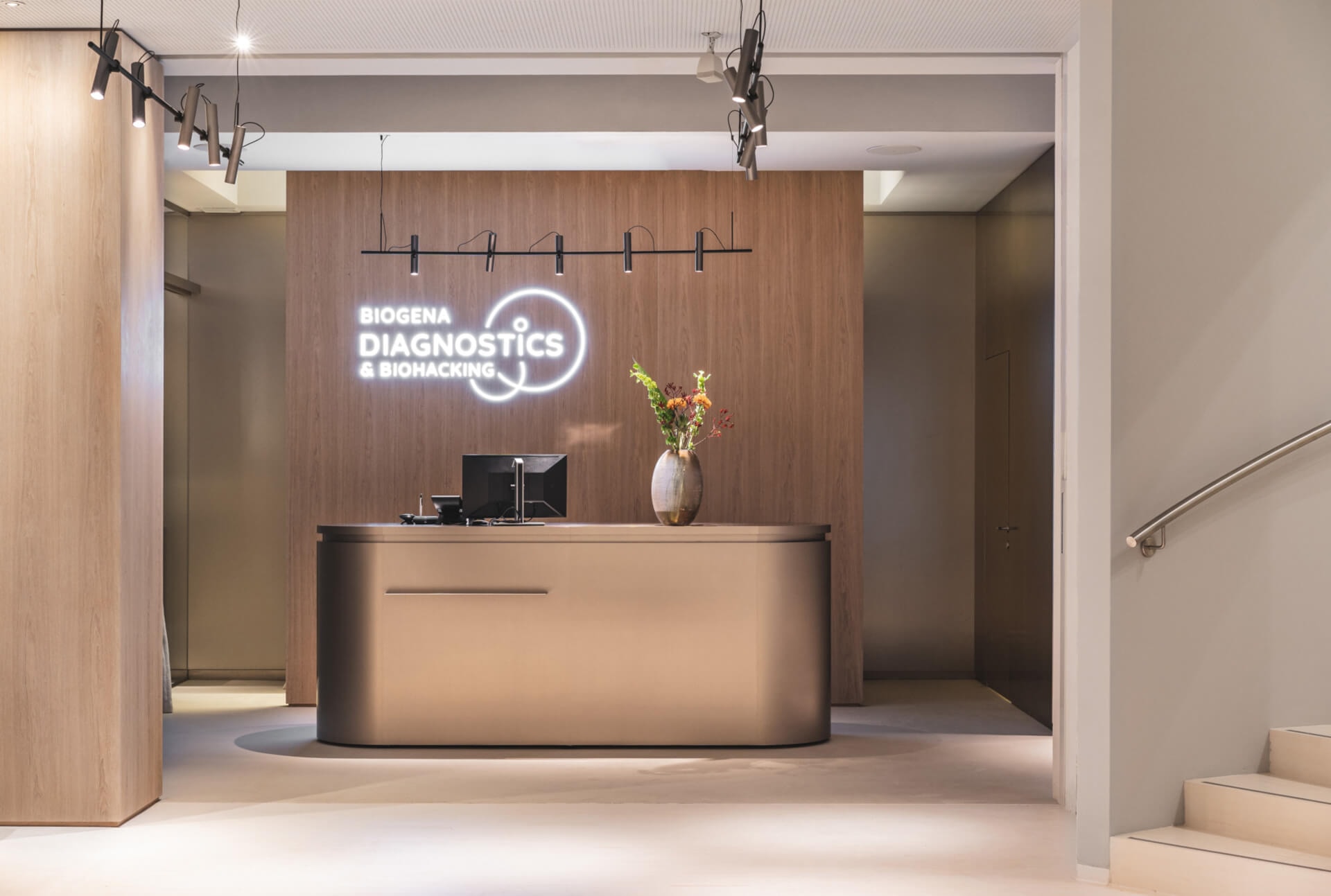 Reception of the diagnostics and biohacking floor at BIOGENA PLAZA Operngasse, Vienna, home of the MAYRLIFE Day Clinic